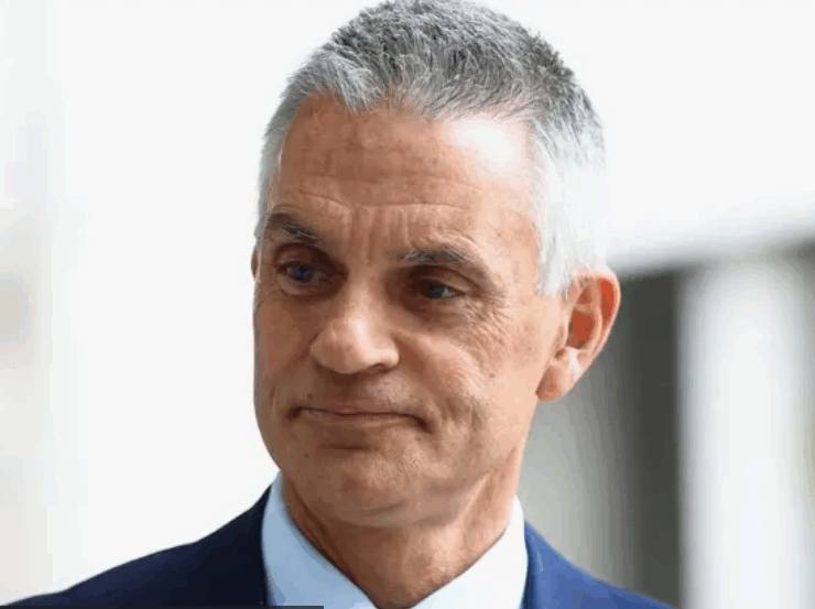 Dimiten el director general de la BBC por críticas a un documental de Trump