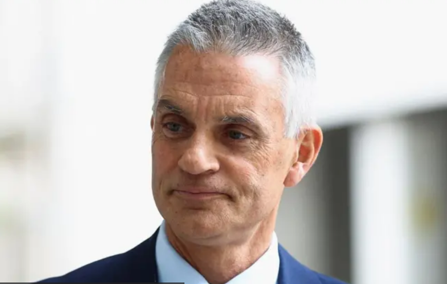 Dimiten el director general de la BBC por críticas a un documental de Trump