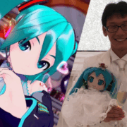 Un hombre se casa con un holograma y pierde miles de dólares