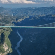 Colapsa el puente gigante Hongqi y el momento queda captado en vídeo