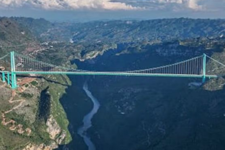 Colapsa el puente gigante Hongqi y el momento queda captado en vídeo