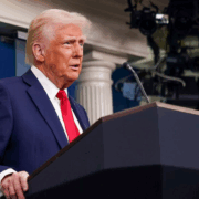 Trump lanza ultimátum a controladores aéreos pues cada vez hay menos personas trabajando