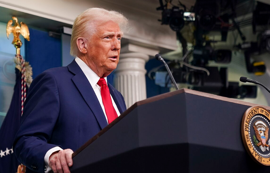 Trump lanza ultimátum a controladores aéreos pues cada vez hay menos personas trabajando