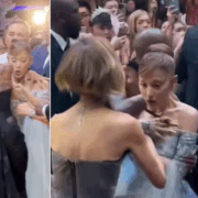 Fan se lanza sobre Ariana Grande durante la primer de "Wicked parte 2"