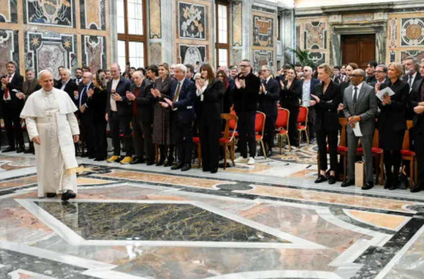 El papa es visitado por grandes estrellas del entretenimiento como Cate Blanchett