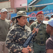Venezuela arma a sus municipios para defender la frontera