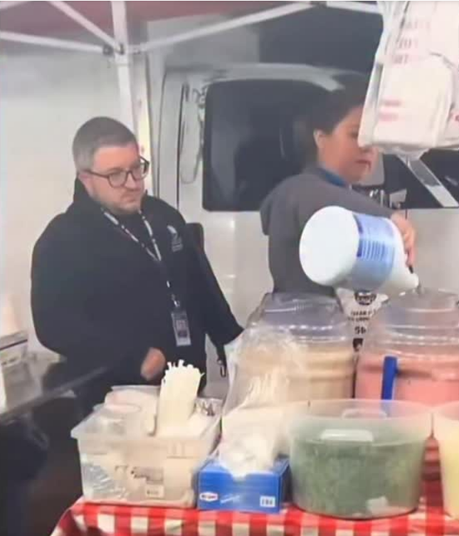 ¿Qué muestra el video donde la inspectora de salud vierte cloro en comida?