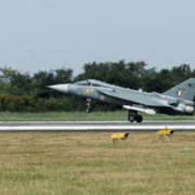 Avión de combate se incendia en Dubái, el avión le pertenecía a la India