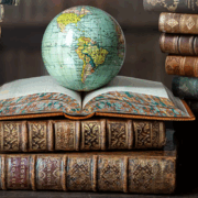 Se encuentra una palabra universal que está en varios los idiomas y significa lo mismo