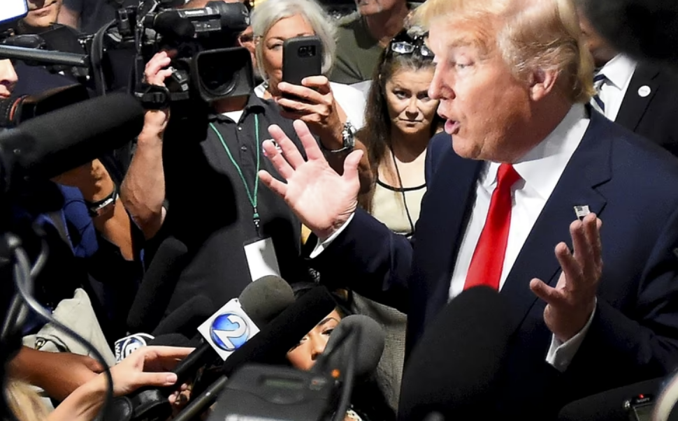 Trump recrudece su guerra contra la prensa en episodios diarios