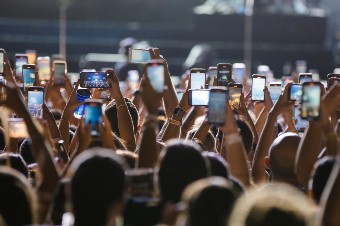 La presión social detrás de grabar conciertos