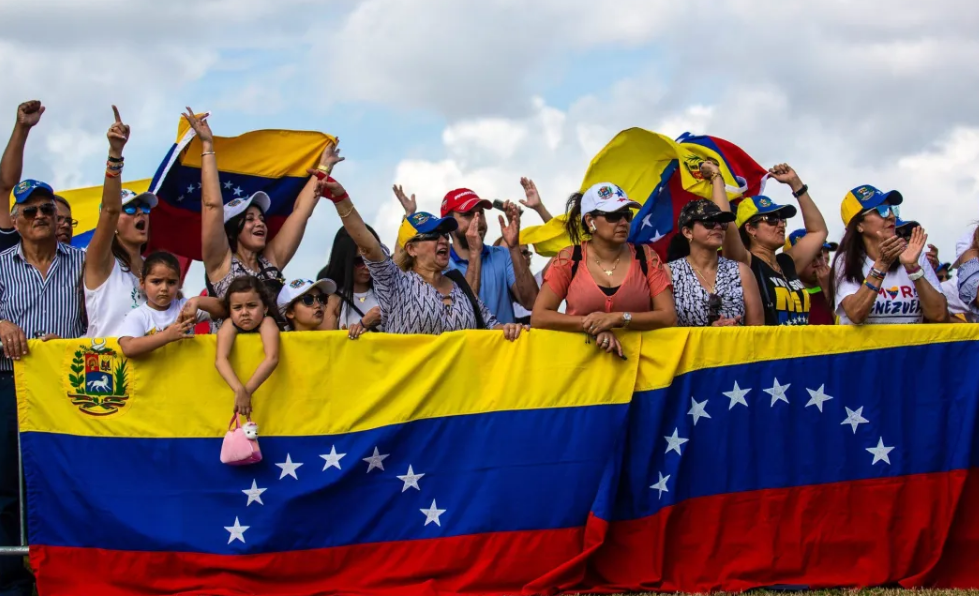 Tensiones entre intervención militar y transición pacífica