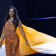 Miss Jamaica sigue hospitalizada debido a su fuerte caída en Miss Universe