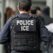 ICE contrata cazarrecompensas, dará 300 dólares por cada migrante deportado