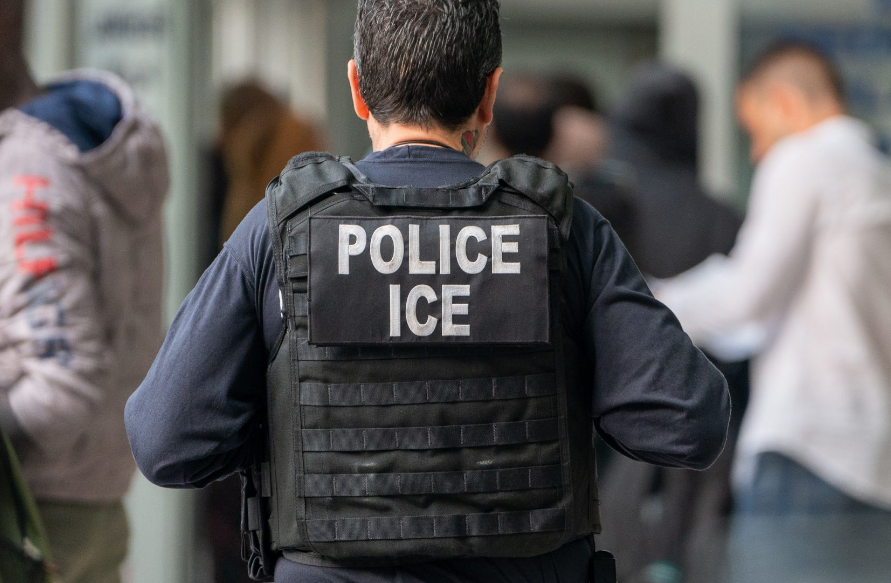 ICE contrata cazarrecompensas, dará 300 dólares por cada migrante deportado