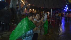 Chaac sorprendió a visitantes con una lluvia inesperada que refrescó la noche en la Feria X’Matkuil 2025.