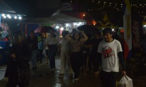 Familias corrieron a resguardarse entre las naves mientras la lluvia de Chaac le daba un toque mágico a X’Matkuil 2025.