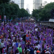Colectivos feministas encabezan una jornada de exigencia y memoria en la CDMX este 25N