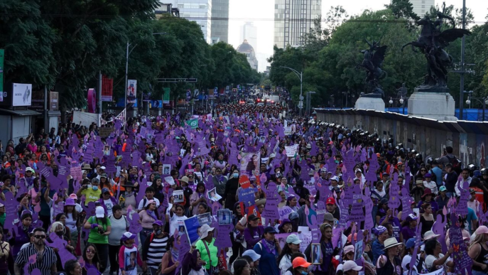 Colectivos feministas encabezan una jornada de exigencia y memoria en la CDMX este 25N