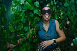 Visitantes interactúan con la “Tiendita DIF”, atendida por personas con discapacidad visual, fortaleciendo la inclusión y el aprendizaje real.