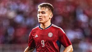 Manfred Ugalde abandona la cancha con evidente frustración tras su expulsión en el duelo que selló el Fracaso de Miguel Herrera con Costa Rica.