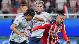 Chivas y Cruz Azul se enfrentan en un duelo decisivo que promete emociones al límite en este Intenso inicio de la Liguilla.