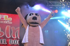 El Perrito Wisin sorprendió al público con su estilo aéreo y carisma único, convirtiéndose en uno de los favoritos de la noche en Xmatkuil 2025.