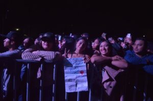 El público vibró con cada canción, llenando el recinto con aplausos, cantos y una energía imparable durante toda la noche.