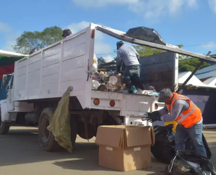 El amanecer tras la multitud en la operación diaria de la Feria Yucatán Xmatkuil