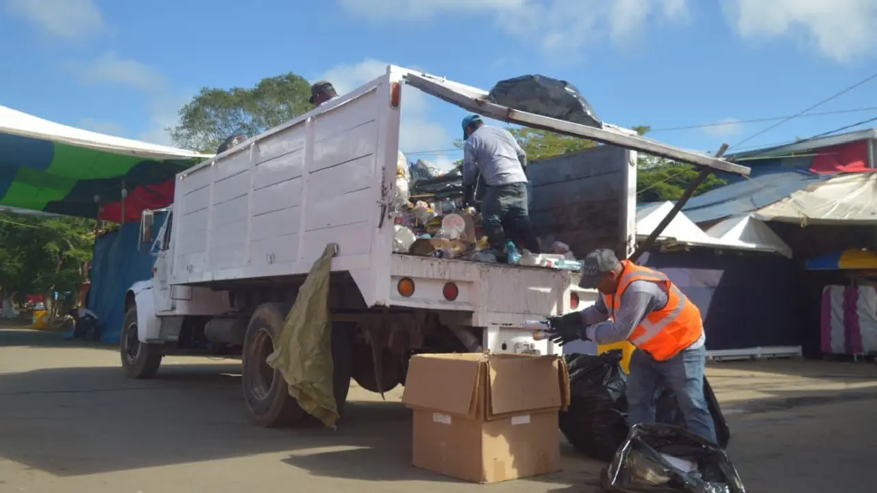 El amanecer tras la multitud en la operación diaria de la Feria Yucatán Xmatkuil