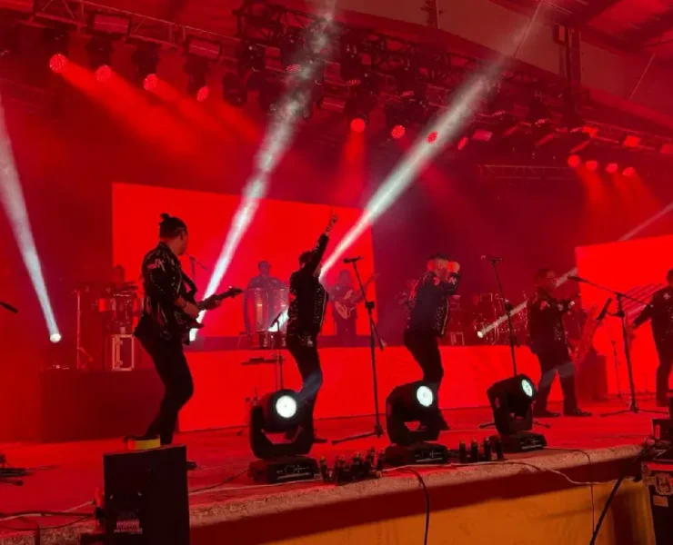 El ambiente previo y el Éxito total de Junior Klan en el Teatro del Pueblo