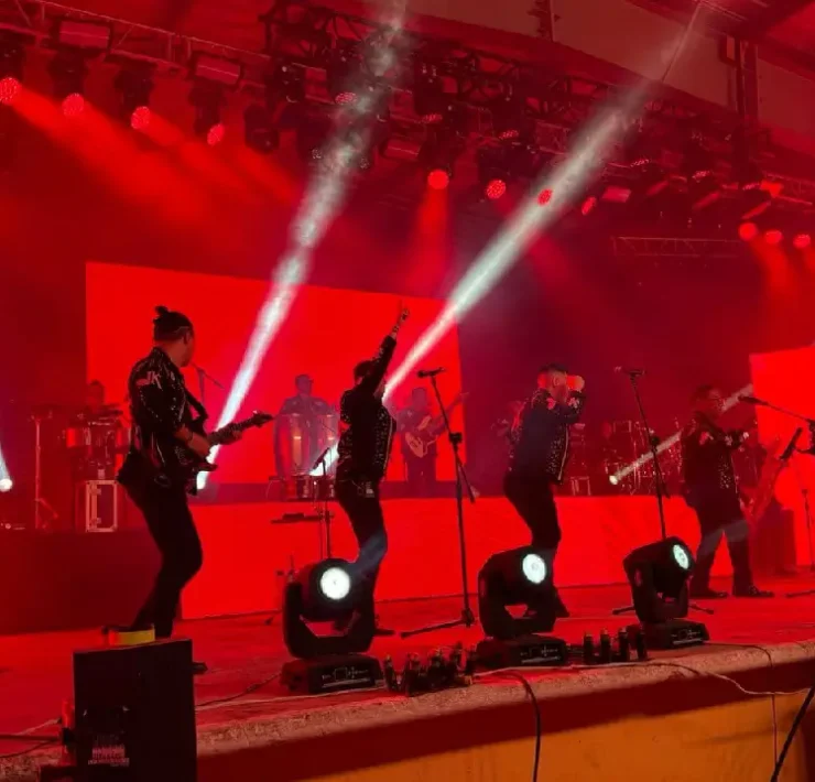 El ambiente previo y el Éxito total de Junior Klan en el Teatro del Pueblo