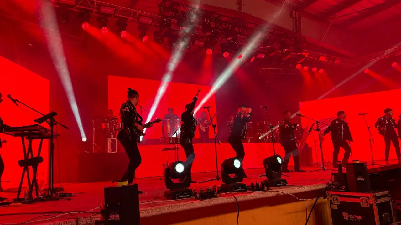 El ambiente previo y el Éxito total de Junior Klan en el Teatro del Pueblo