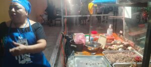 Los panuchos fueron los protagonistas de la noche, deleitando a las familias con sus sabores tradicionales.