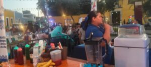 Emprendedores locales ofrecieron una variedad de productos que complementaron el ambiente gastronómico del evento.