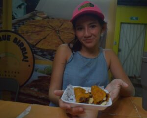 Familias disfrutando el Sábado familiar en la Feria Internacional Yucatán, recorriendo los pasillos llenos de tradición, juegos y sabores en X’Matkuil 2025.