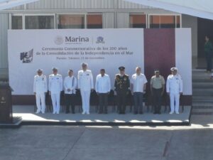 Autoridades navales y civiles encabezaron la ceremonia por los 200 años de la Consolidación de la Independencia en el Mar en la Terminal Marítima de Dos Bocas.