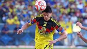 Israel Reyes desvía el disparo que terminó en el primer gol de Monterrey durante el Intenso inicio de la Liguilla.