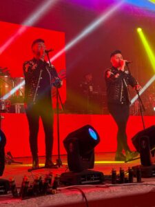 La euforia musical se desató cuando Junior Klan convirtió el Teatro del Pueblo en una enorme pista de baile llena de energía y alegría.