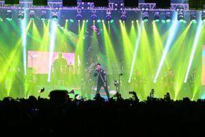 La euforia musical se desató cuando Junior Klan convirtió el Teatro del Pueblo en una enorme pista de baile llena de energía y alegría.