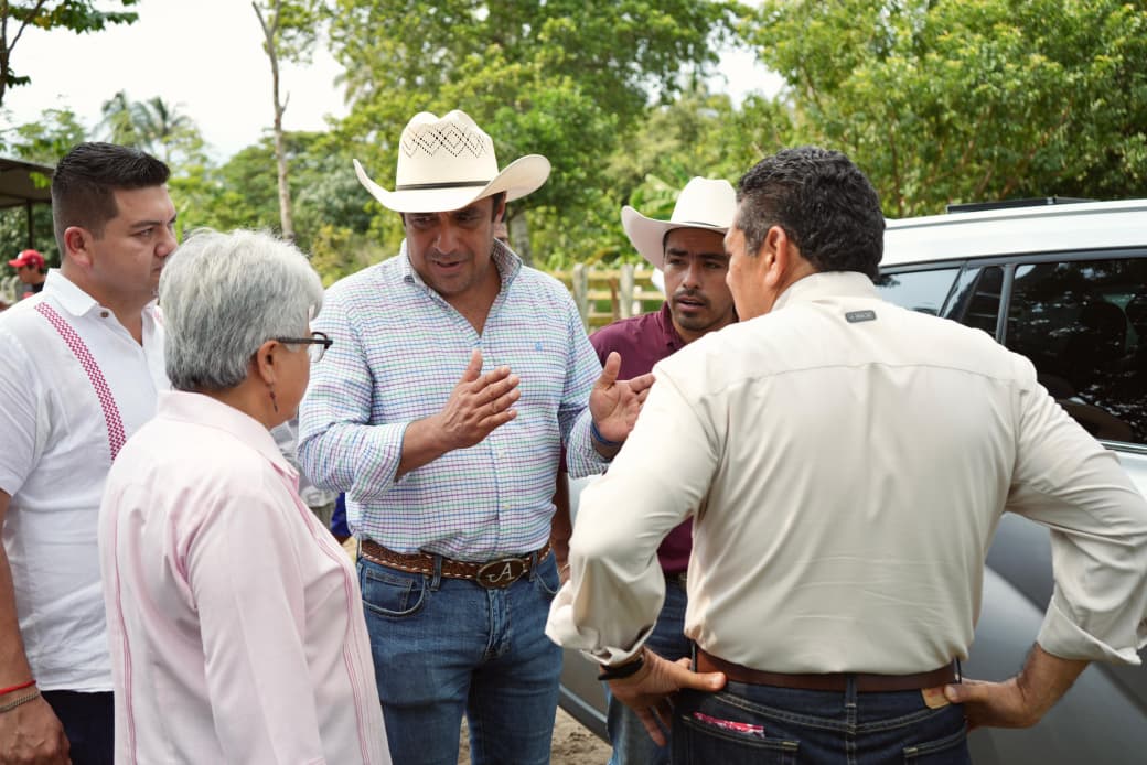 Javier May Rodríguez ante productores de Comalcalco