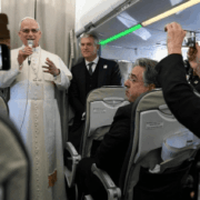 León XIV inicia su primer viaje apostólico