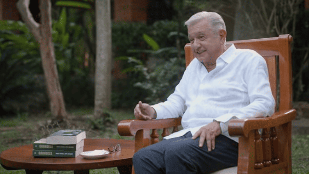 López Obrador haciendo un recuento de su trayectoria política