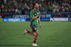 Hirving “Chucky” Lozano inició eléctrico por la banda izquierda antes de salir por molestia muscular.