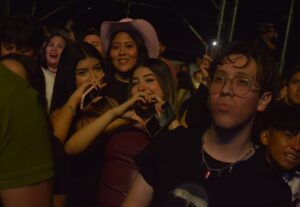 El público vibró con cada tema, convirtiendo la noche en una celebración urbana inolvidable en Xmatkuil 2025.