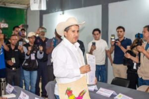 El trágico momento en que Alcalde de Uruapan fue asesinado dejó consternados a asistentes del Festival de Velas en Michoacán.