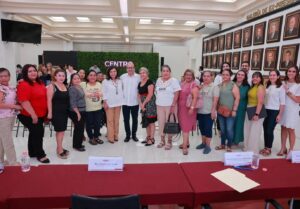 La entrega de tarjetas del Banco del Bienestar garantiza apoyos directos y transparentes para las beneficiarias de “Mujeres al Centro”.