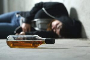Especialistas advierten durante el Día Nacional contra el uso nocivo de alcohol sobre el aumento de riesgos y la falta de políticas efectivas en México.