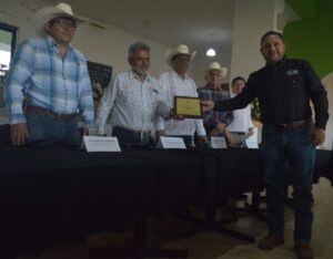 Productores y jueces evaluaron a los mejores ejemplares ovinos durante la Feria Internacional Xmatkuil 2025.