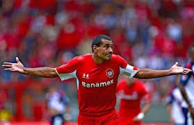Paulo Da Silva, uno de los defensores más sólidos en la historia del Toluca, liderando la zaga escarlata con su inconfundible carácter y experiencia en la Liga MX.